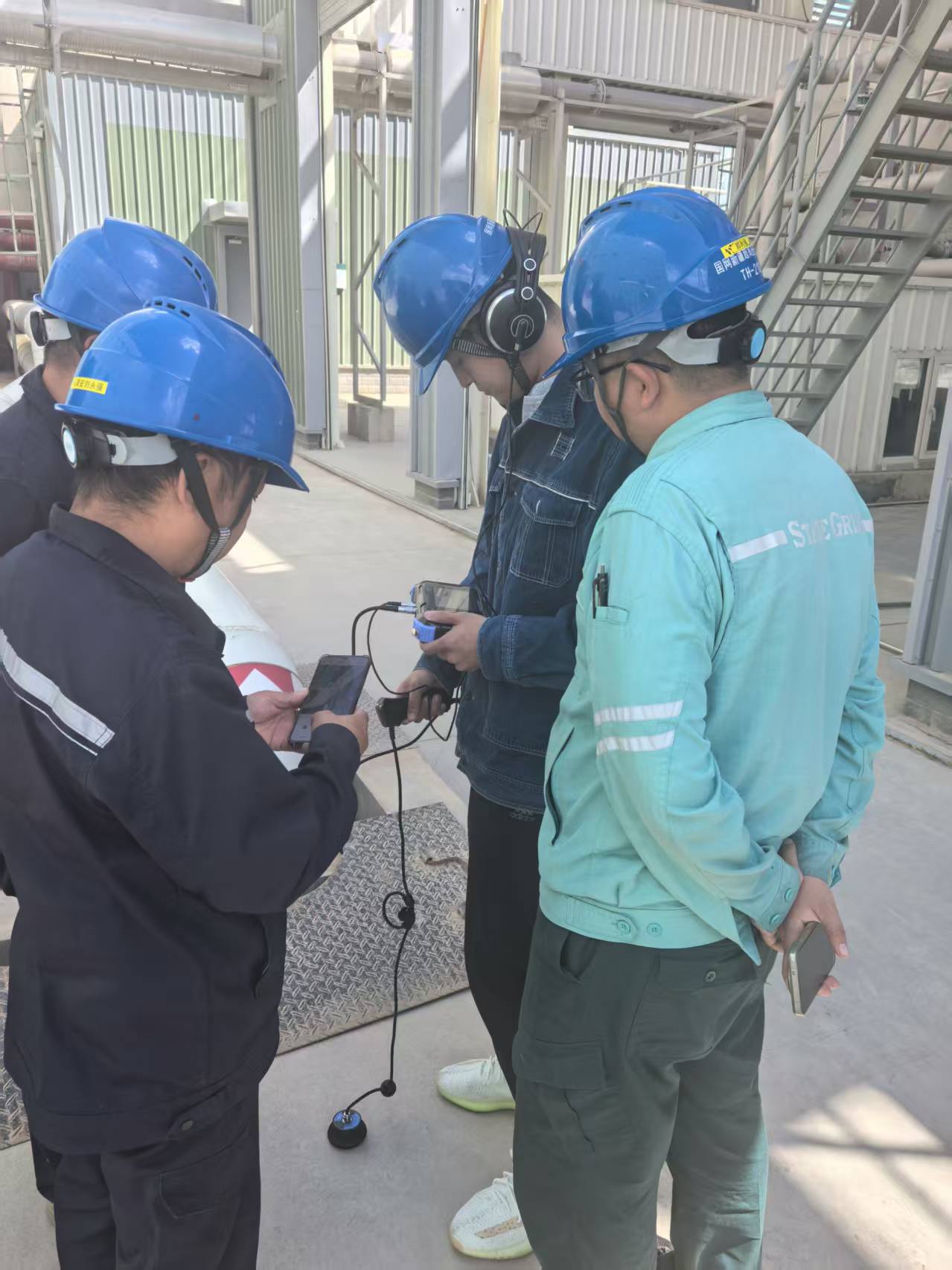 管道漏水聽漏儀檢測(cè)現(xiàn)場(chǎng) 管道漏水聽漏儀檢測(cè)現(xiàn)場(chǎng)